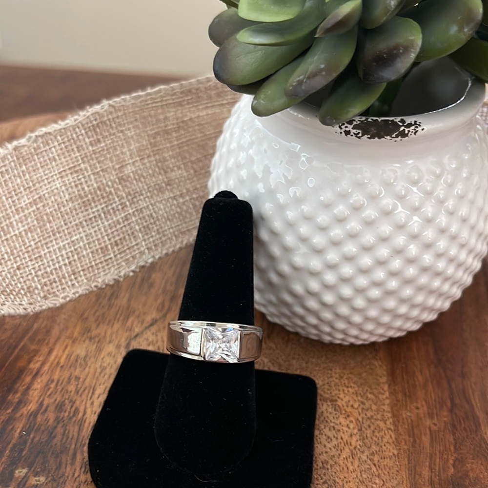 Exquisite Men's Titanium CZ Ring - Size 9